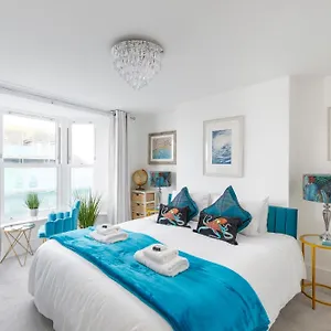 https://smugglers-snug-by-the-sea.brighton-hotels-england.com